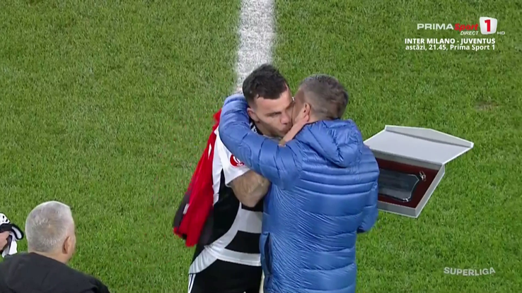 Dan Nistor (Cluj University) played his 500th match in the Super League. Before the game he received shirts and gifts to mark the historic moment