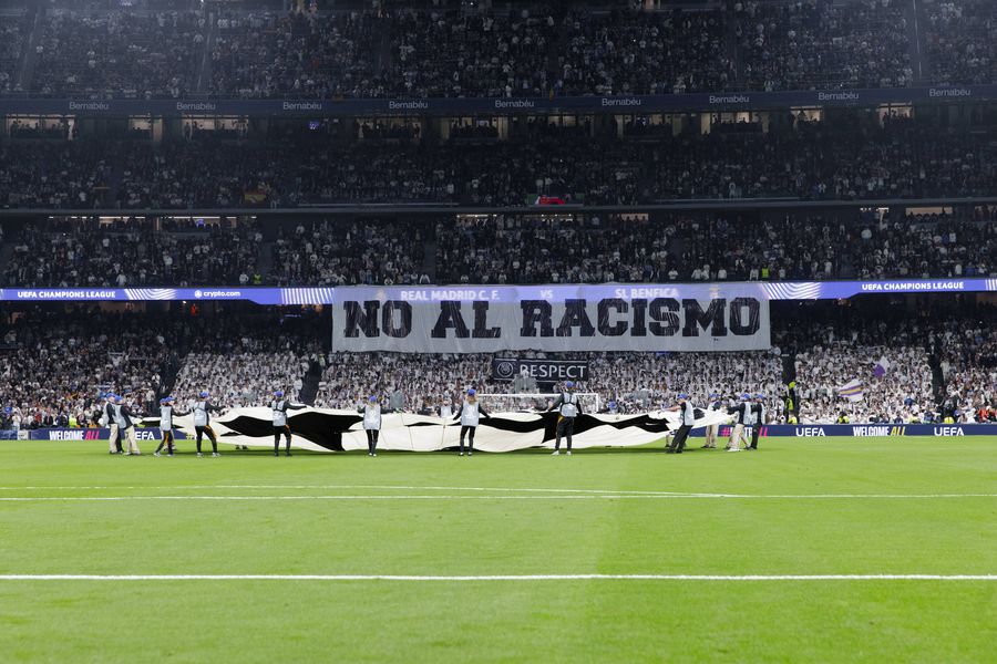 Real Madrid fans displayed an anti-racism banner at the return leg with Benfica in the Champions League // PHOTO: Imago Images The banner displayed by Real Madrid fans at the Benfica match after the Vinicius scandal on the tour