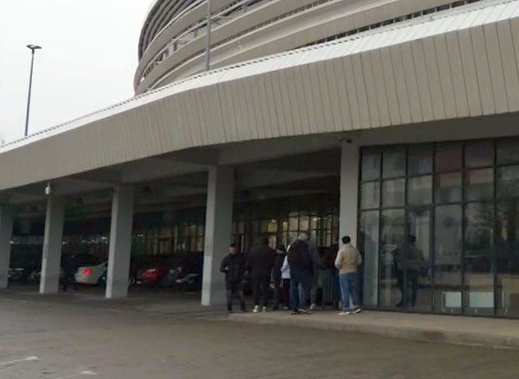 People waiting in front of the Târgu Jiu stadium to submit their driver's license renewal applications
