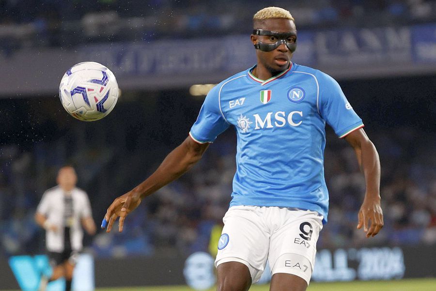 Victor Osimhen looks back at the Italians with anger: 