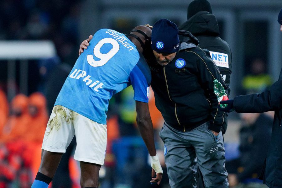 Victor Osimhen looks back at the Italians with anger: 