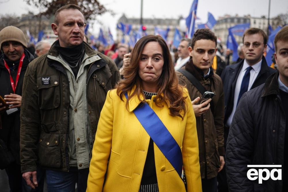 In France, tens of thousands of people rallied in support of the police. Photo 2