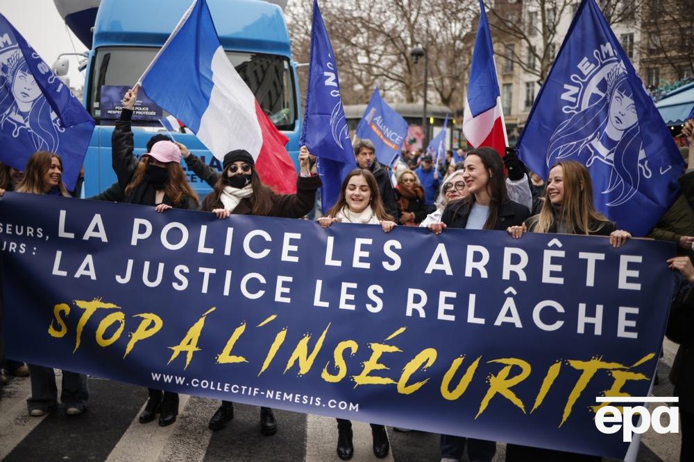 In France, tens of thousands of people rallied in support of the police. Photo 3
