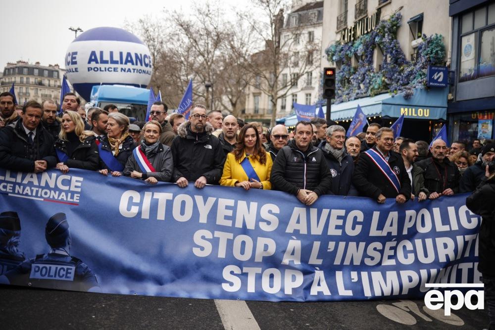 In France, tens of thousands of people rallied in support of the police. Photo 4