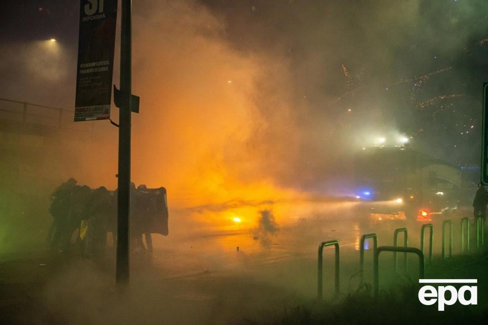 Throwing fireworks and clashes with police. Mass protests against the Olympic Games took place in Milan. Photo 2