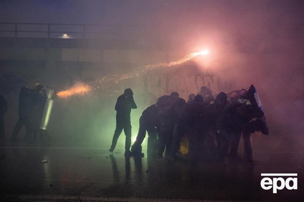 Throwing fireworks and clashes with police. Mass protests against the Olympic Games took place in Milan. Photo 3