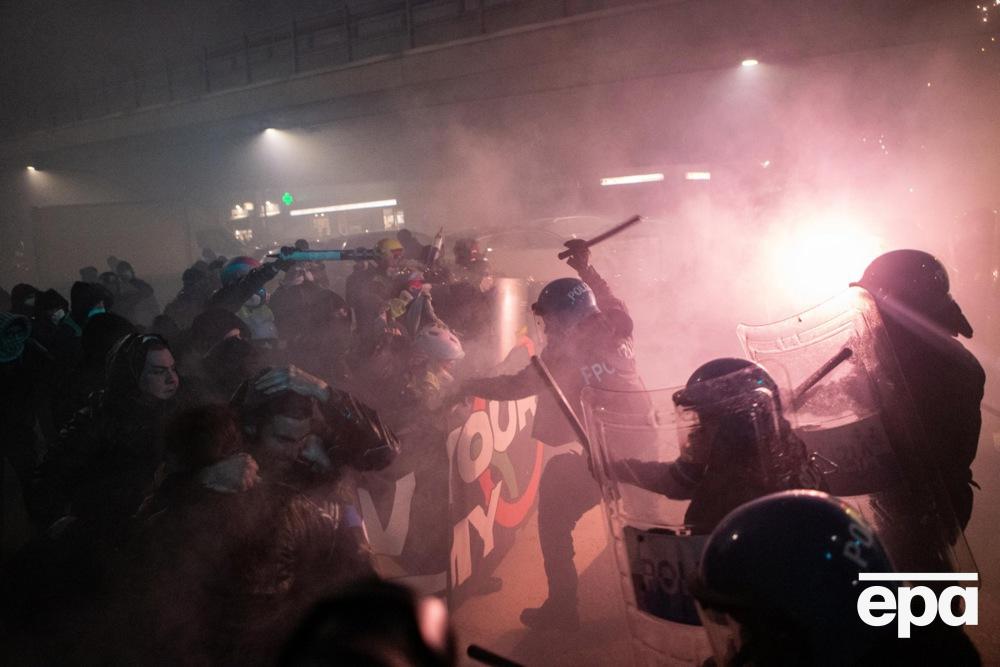 Throwing fireworks and clashes with police. Mass protests against the Olympic Games took place in Milan. Photo 4