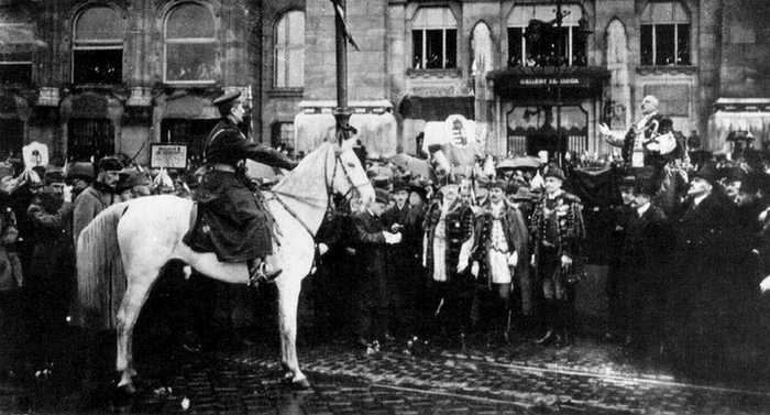 Miklós Horthy's entry into Budapest. PHOTO: Wikimedia
