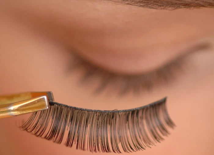 Teenage girls hospitalized because of false eyelashes PHOTO: Archive