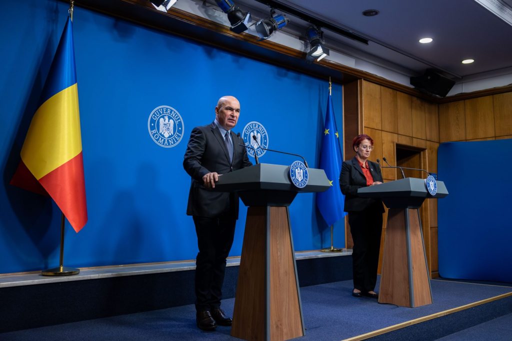 Prime Minister Ilie Bolojan and Ioana Ene Dogioiu, the spokesperson of the Government. Photo: Government of Romania