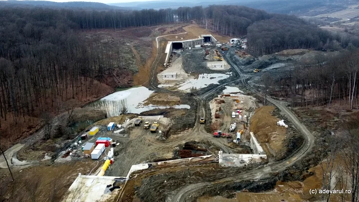 The construction site of the Lugoj - Deva highway. Photo: Daniel Guță. TRUTH