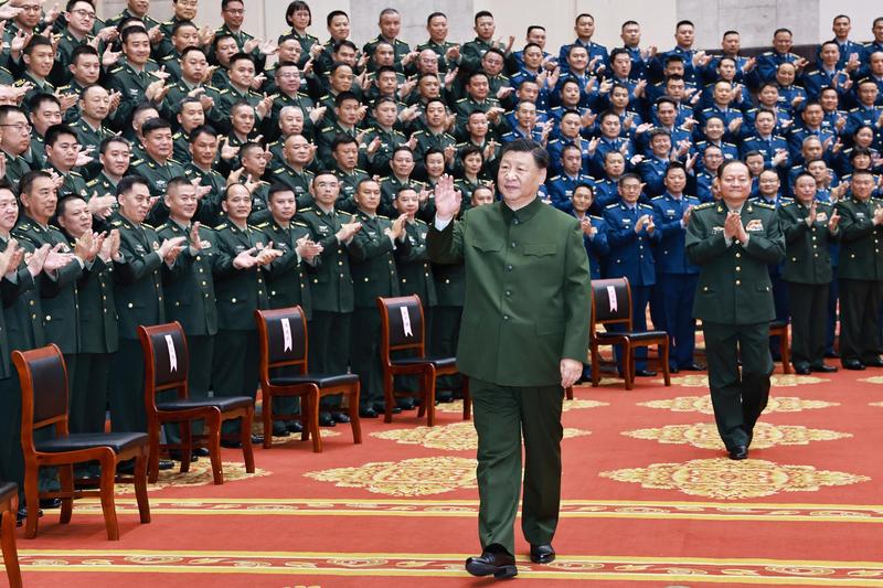 Xi Jinping with officers of the Chinese armed forces, Photo: Li Gang / Xinhua News / Profimedia Images