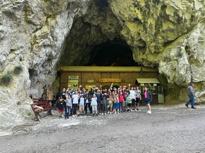 Students from Milcov, Olt county, on a trip to Polovragi PHOTO: Milcov Deal High School website