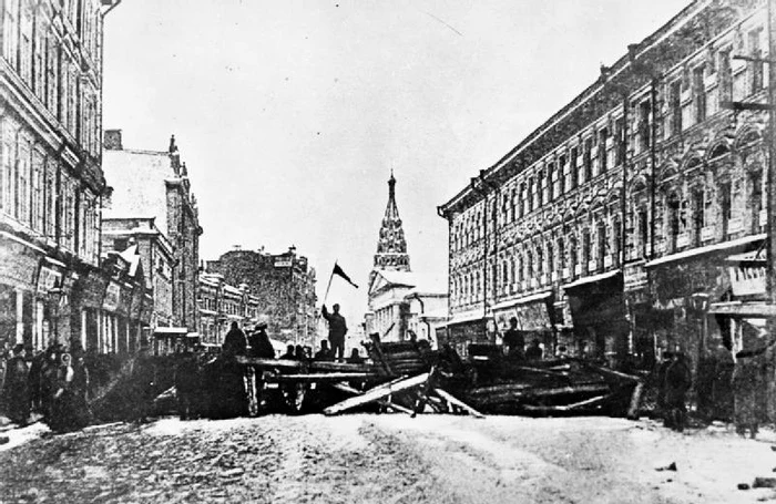 Barricades on the streets of Moscow PHOTO wikipedia