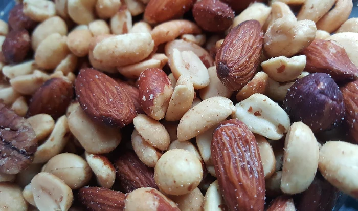 hazelnuts, almonds, cashews, walnuts - photo -Pixabay