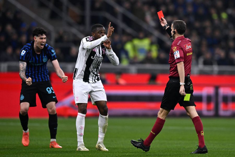 Referee Federico La Penna removes Kalulu at the end of the first half of the Inter - Juventus 3-2 derby / Photo: Imago Bastoni broke his silence after Inter - Juventus: