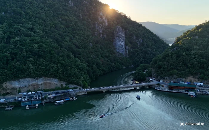 The road through the Danube Boilers, guarded by the Face of Decebal. Photo: Daniel Guță. TRUTH