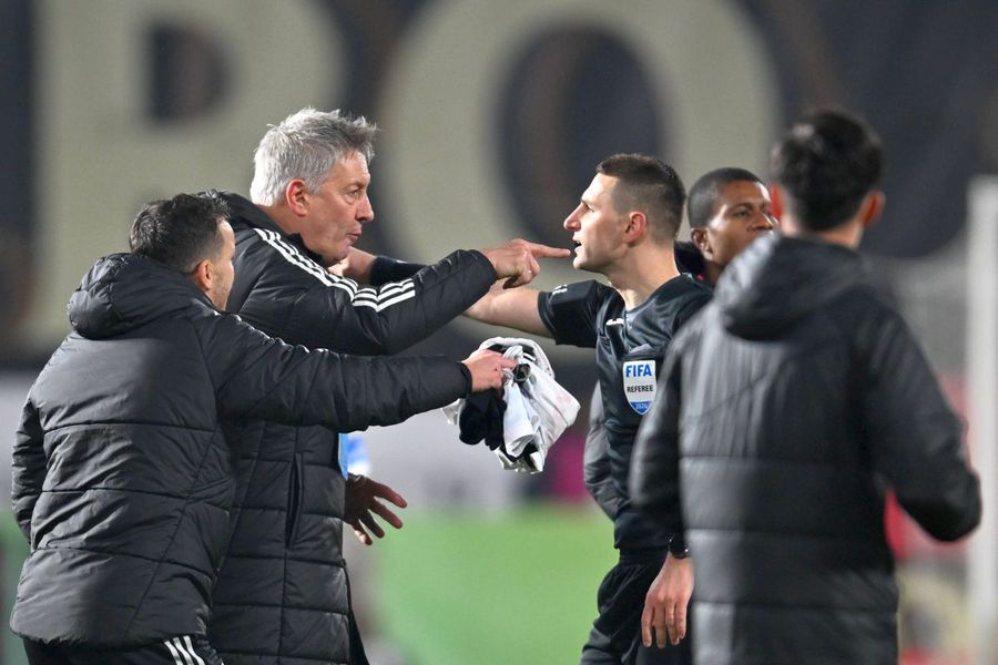 Cristiano Bergodi a sărit să-i bată pe fotbaliștii CFR-ului, după meciul cu U Cluj // FOTO: Imago Images L-a refuzat pe Gigi Becali și dezvăluie că a fost aproape să ajungă la Dinamo în această iarnă: „Mi-ar fi plăcut. Vă spun de ce n-am semnat”