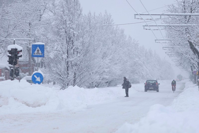 Severe weather weather alert. Yellow code for snow and blizzard in Bucharest and 16 counties now issued by ANM / New layer of snow