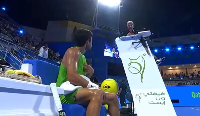 Carlos Alcaraz and chair umpire Photo/Capture X @bIuezoya