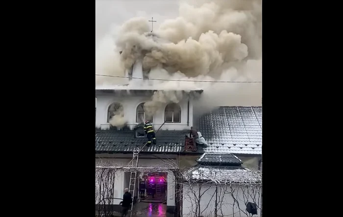 There are large releases of smoke. PHOTO Video capture FB Florin Gurgui