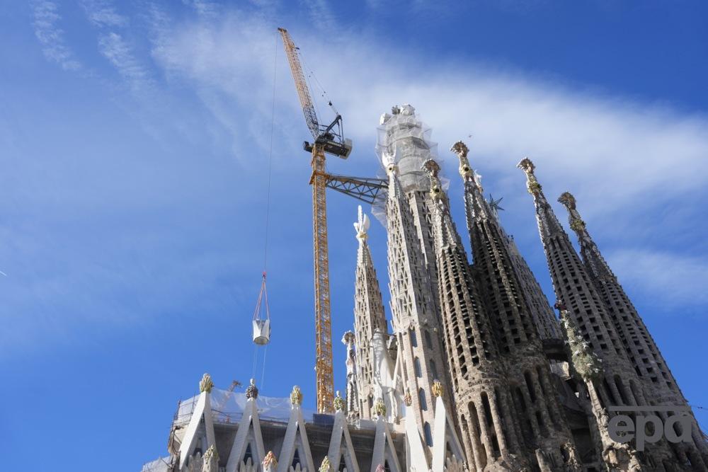 A cross was installed on the Sagrada Familia, which took more than 100 years to build. The temple became the tallest in the world 5