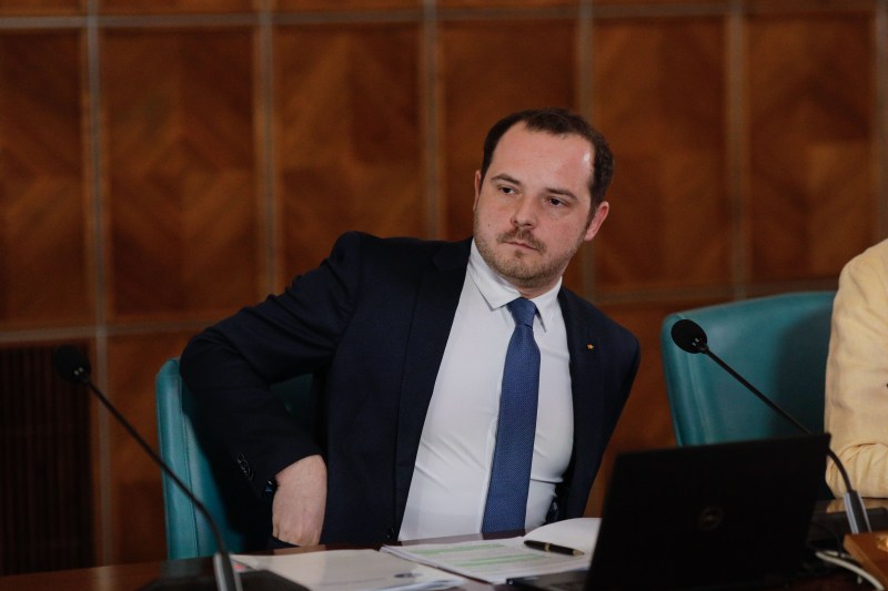 Reactions from the PNL and the USR after Rogobete announced on Facebook that he had mobilized 6 hospitals for the plane turned back from the road: 