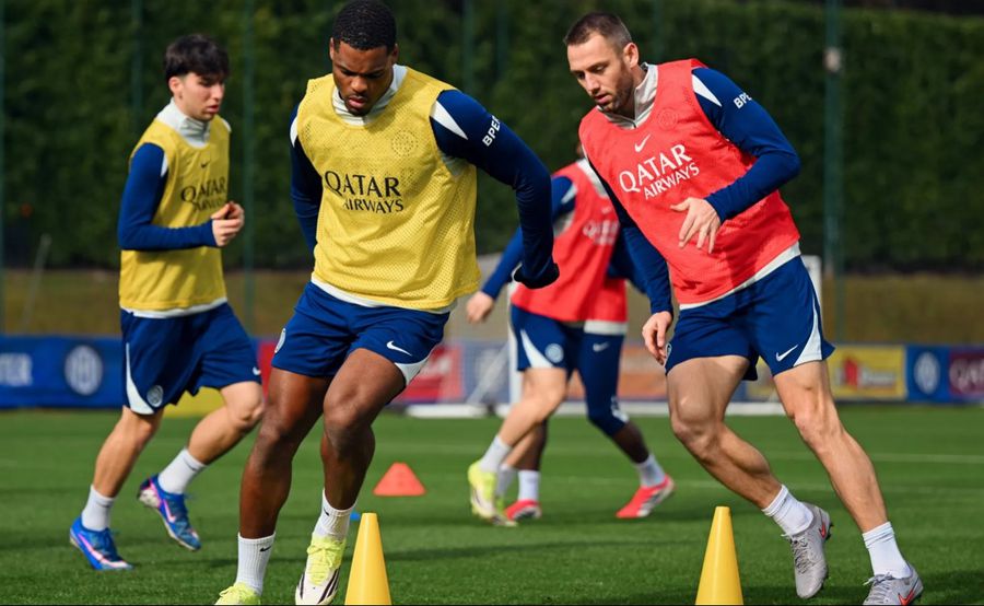 Hakan Calhanoglu and Denzel Dumfries had a good time at Appiano Gentile's Cristi Chivu training / Photo: inter.it Cristi Chivu called the players to report in the morning » What was the tone of the discussions in Inter's training camp