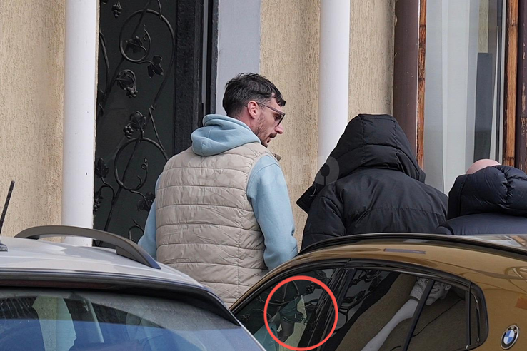 Gabi Matei (in a black jacket) was linked to Marius Sanda (in a blue tracksuit) at the Prosecutor's Office. The image was captured by GSP photojournalist Andrei Furnigă through the window of a BMW.