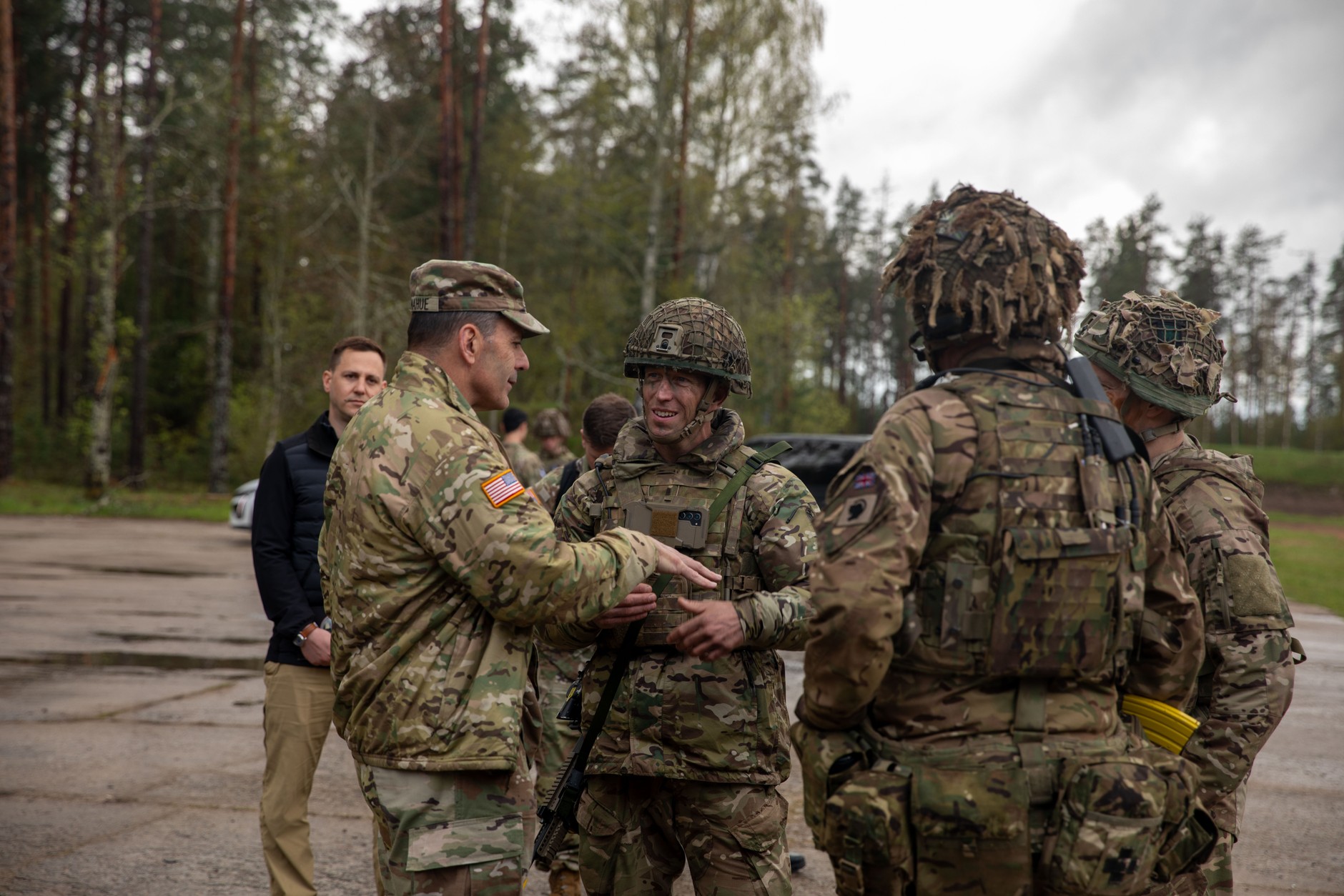 U.S. Army Gen. Christopher Donahue, commander of U.S. Army Europe and Africa, talks to British soldiers during exercise Hedgehog 2025, May 15, 2025 (illustrative photo)