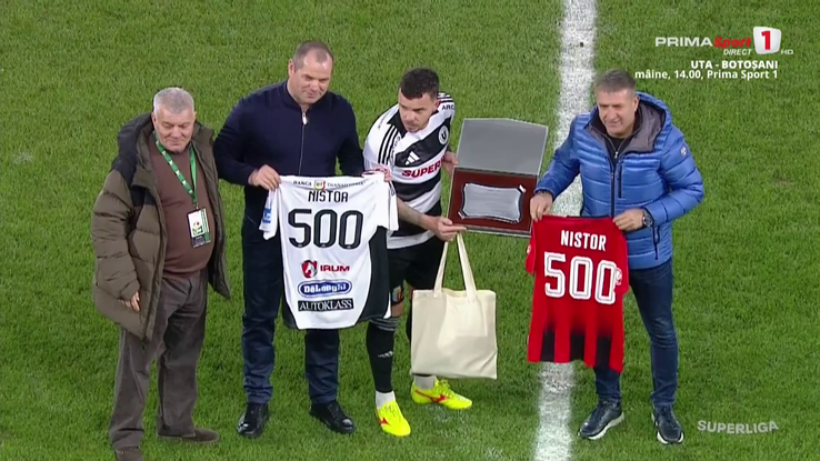 Dan Nistor (Cluj University) played his 500th match in the Super League. Before the game he received shirts and gifts to mark the historic moment