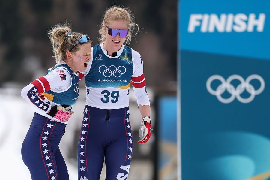 Jessie Diggins helped by compatriot Hailey Swirbul Photo: Guliver/GettyImages Heroism on skis: wounded in the ribs, the American veteran won the bronze medal at the Olympic Games