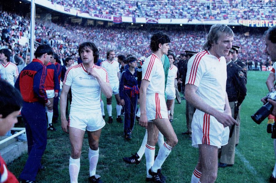 Adrian Bumbescu (dreapta) a cucerit Cupa Campionilor cu Steaua, în 1986, iar finalul carierei avea să-l găsească în liga secundă, la Steaua Mizil (1993-1995), unde l-a și arbitrat Constantin Frățilă Fostul arbitru din Liga 1 a „zguduit” Bursa de Valori: „Am o avere de 60-80 milioane de euro” » Pregătește o BOMBĂ: „Lucrez la proiect, Hagi CEO!”