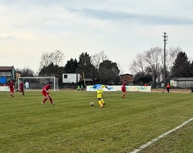 Douglas Costa played in a 750-seat stadium // PHOTO captures: Tiktok @mundialitopodcast