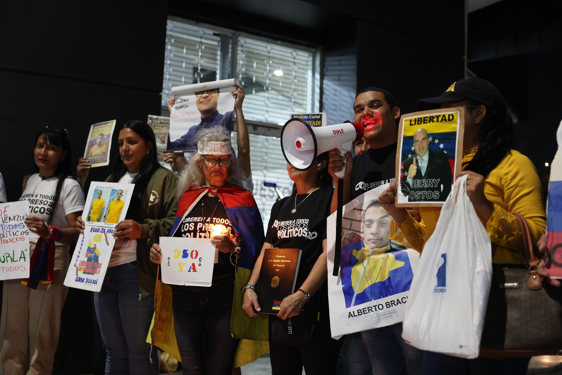 The participants of the vigil demand the release of political prisoners. Caracas, February 23, 2026