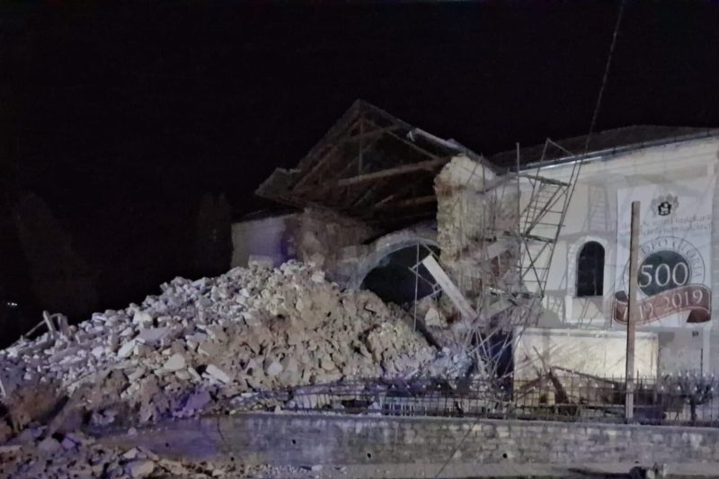 PHOTO / VIDEO A church partially collapsed in Sălaj county. A policewoman was injured / The intervention teams are looking for possible victims under the rubble