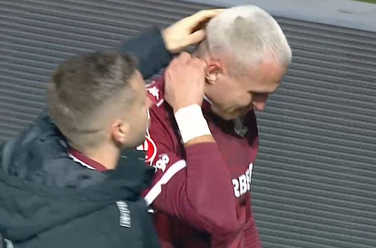 Cristi Manea, in tears after Hermannstadt - Rapid, consoled by colleagues / photo: Digi Sport capture