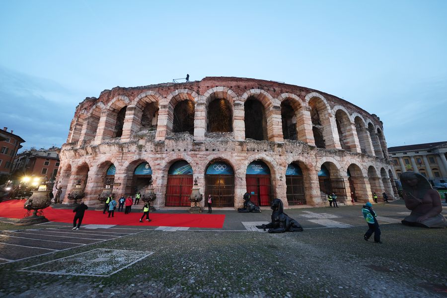 Protests in Verona, a few hours before the closing ceremony of the Olympic Games: 