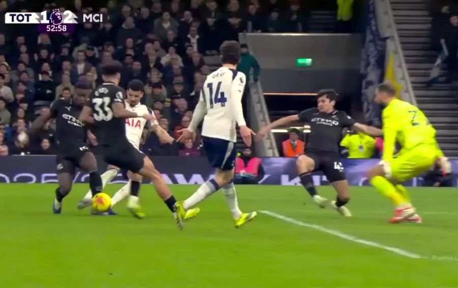 Hit by Solanke, Guehi inadvertently sent the ball into his own goal The phase claimed by Pep Guardiola in Tottenham - Manchester City: