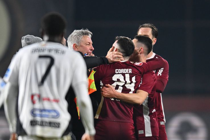 Bergodi puts his hand in Cordea's throat / PHOTO: Imago