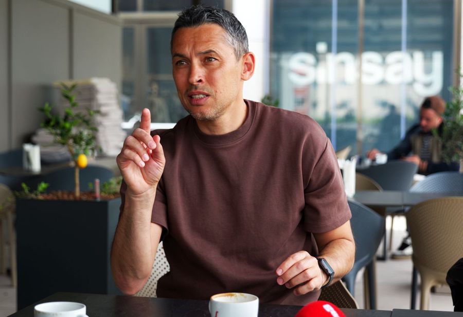 Paul Codrea, currently, dialoguing with Gazeta Sporturilor reporters Photo Cristi Preda The Romanian who played at Genoa and Rapid, warning for Dan Șucu