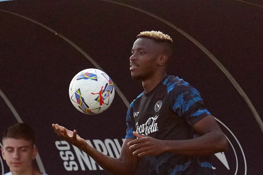 Victor Osimhen looks back at the Italians with anger: 