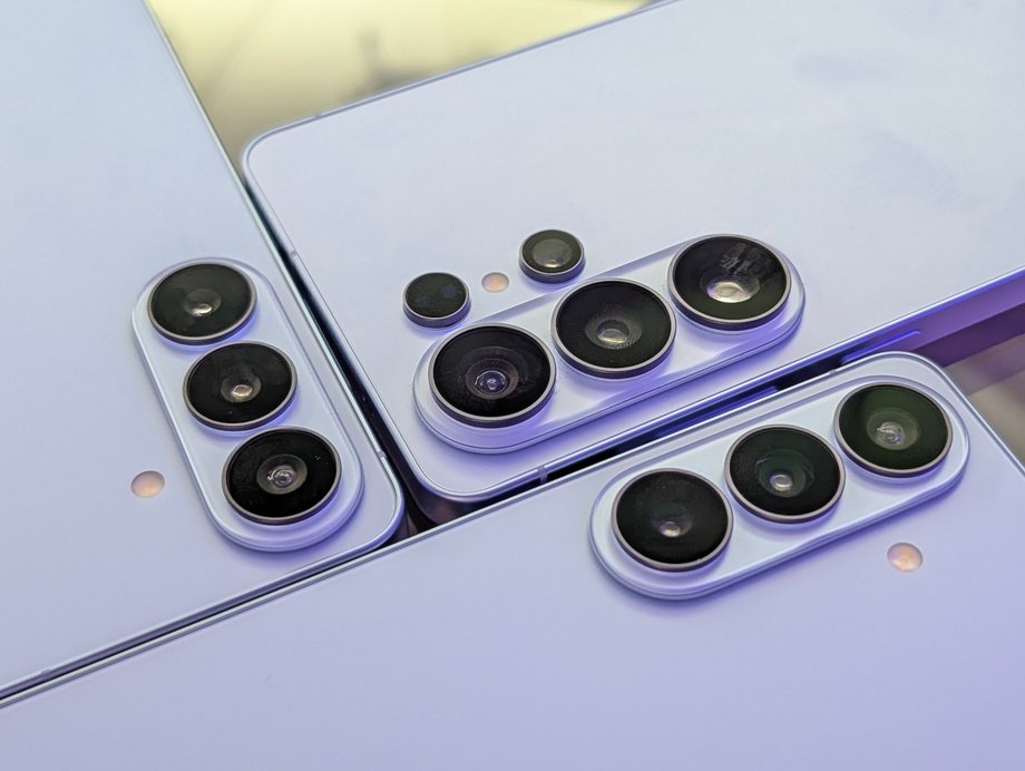 Cameras. It seems that Samsung has completely given up on this element or has no idea for this element in its flagship smartphones
