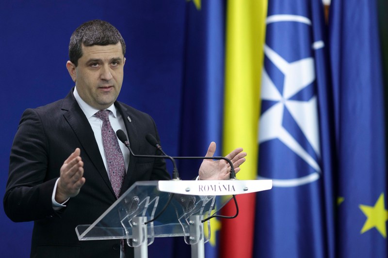 Four Romanian pilots sent to the USA for training received more than 500,000 dollars from the MApN, says Minister Miruță. Money – for renting a car