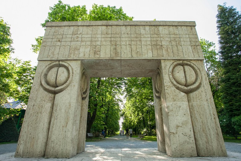 Destroyed bench from the Brâncusi Ensemble, near the Kissing Gate. The police are investigating a case of destruction