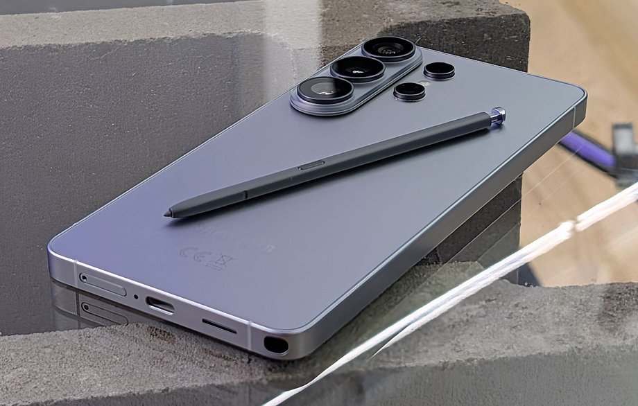 The Galaxy S26 Ultra retains its signature S Pen stylus