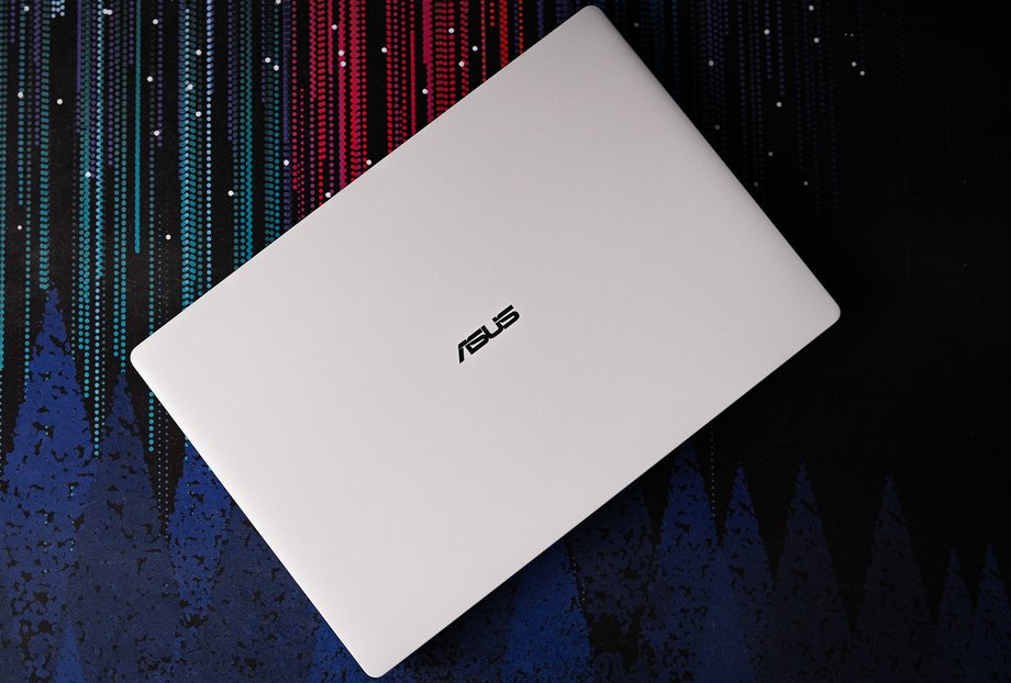 A magnesium and aluminum alloy covered with a ceramic coating makes this laptop very light, but at the same time solid and scratch-resistant.
