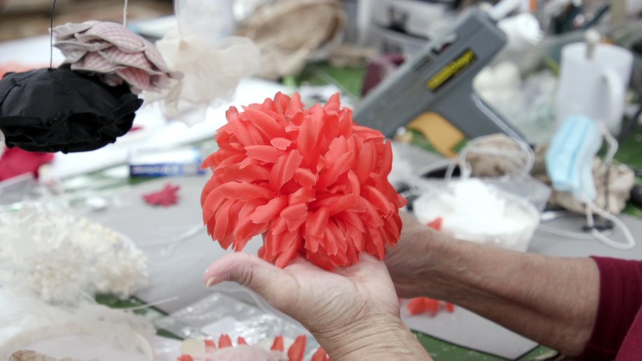 They create artificial flowers for stars