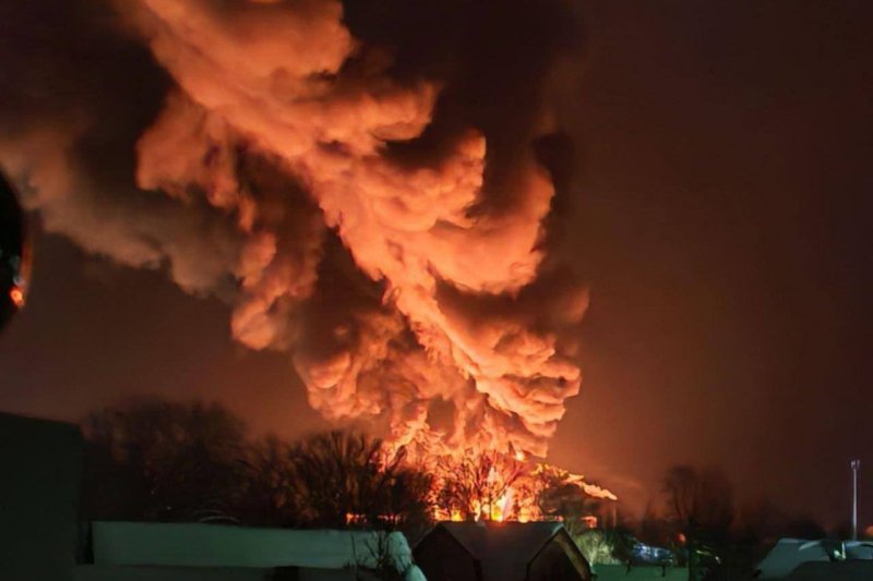 VIDEO Major drone attack in Russia, a refinery is on fire