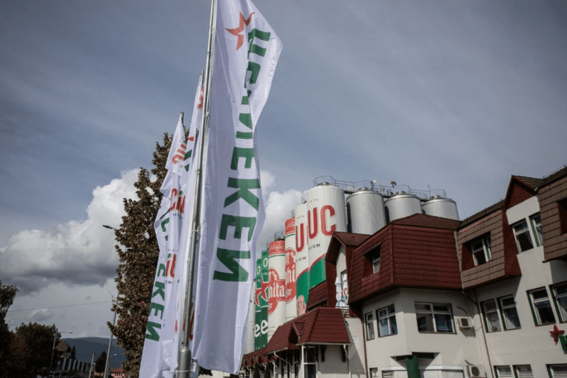 Heineken lays off 6,000 jobs globally amid low beer consumption. The company has four factories in Romania